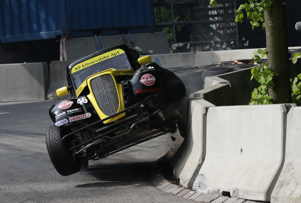 Kim Petersen havde selv et lille uheld. Selv om det ser voldsomt ud, var bil og chauffør klar et par timer senere.
(Foto: Motorsporten.dk)